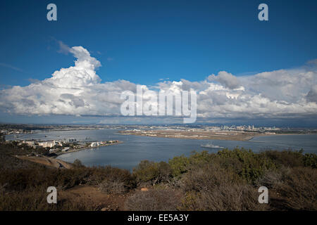 Blick auf die Bucht von San Diego und Coronado Island, Vereinigte Staaten Marine Schiff, von Cabrillo National Monument, Point Loma, San Diego, Kalifornien USA Stockfoto