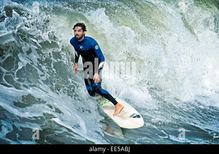 Männliche Surfer, Ocean Beach, San Diego, Kalifornien USA Stockfoto