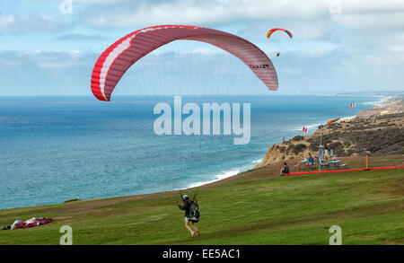 Gleitschirm Start im Torrey Pines Segelflugplatz, La Jolla, Kalifornien USA Stockfoto