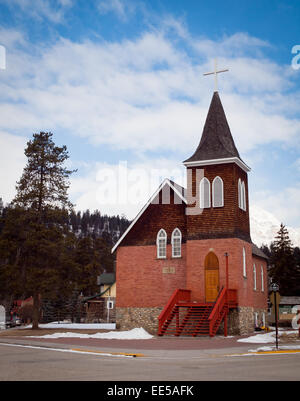 Ein Blick auf die süßen, kleinen Landeskirche Jasper in Jasper, Jasper Nationalpark, Kanada. Stockfoto