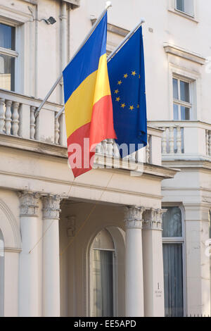 Flagge der Europäischen Union und Flagge von Rumänien hängen in London England Stockfoto