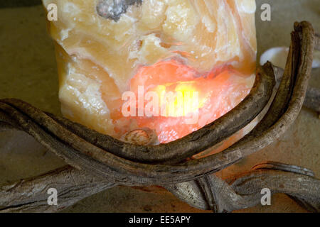 Edelstein, Orangenkalzit, Lampe, Mineralien Stockfoto