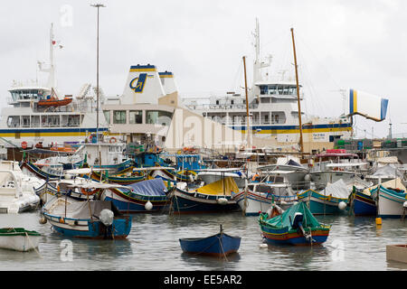 Boote im Hafen von Fishing Village von Marsaxlokk ein traditionelles Dorf in Malta Stockfoto