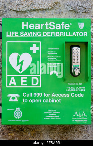 Herz sicher automatisierten externen Defibrillator an einer Mauer befestigt Stockfoto