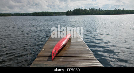 Kajak auf einem Holzsteg, Lake Of The Woods, Ontario, Kanada Stockfoto