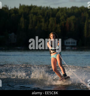 Mädchen-Wasserski in einem See, Lake Of The Woods, Ontario, Kanada Stockfoto