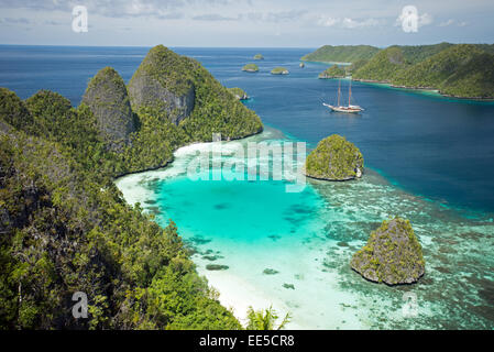 Panoramablick auf Wayag Inseln und Segelboot Lamima Raja Ampat Indonesien Stockfoto