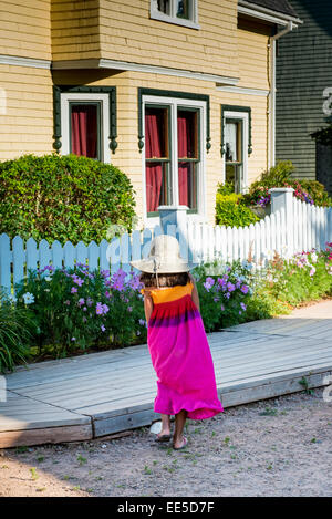 Mädchen vor ein Haus, Avonlea, grünen Giebel, Prince Edward Island, Kanada Stockfoto