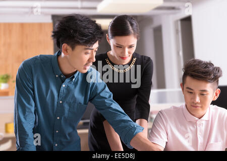 Kreative Arbeiter mit informellen Treffen in Büroflächen Stockfoto