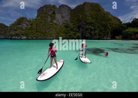 Paddeln in Wayag Insel Raja Ampat Indonesien aufstehen Stockfoto