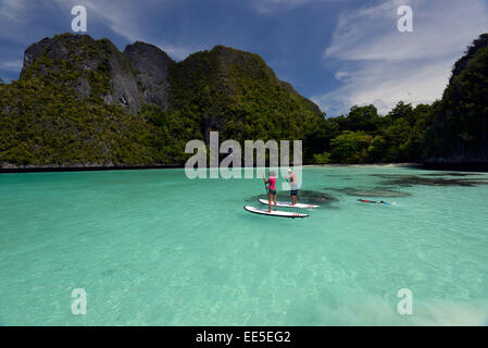 Paddeln in Wayag Insel Raja Ampat Indonesien aufstehen Stockfoto