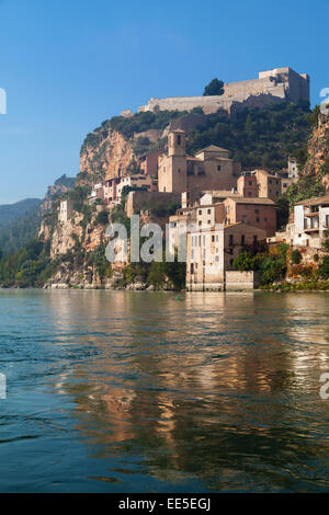 Miravet Burg und den Fluss Ebro in Katalonien. Stockfoto