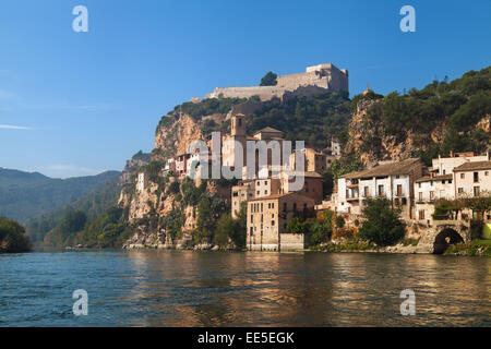 Altes Dorf und Burg Miravet in Katalonien, Spanien. Stockfoto