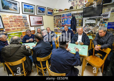Italien Apulien Apulien Polignano eine Stute treffen in einem Café in der Altstadt Stockfoto