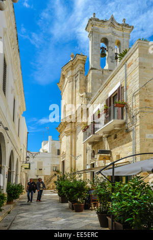 Italien Apulien Apulien Polignano a Mare die barocke Kirche des Fegefeuers mit Bell Tower Giebel Stockfoto