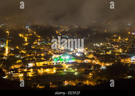 Nacht, Nebel steigt aus dem Tal in Richtung Vila Capivari in Campos do Jordao, Staat Sao Paulo, Brasilien. Luftaufnahme von 'Morro do Elefante' Stockfoto