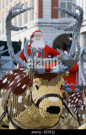 Rentiere und Weihnachtsmann hergestellt aus Lego angezeigt in Covent Garten London England Stockfoto