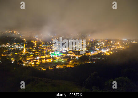 Nacht, Nebel steigt aus dem Tal in Richtung Vila Capivari in Campos do Jordao, Staat Sao Paulo, Brasilien. Luftaufnahme von 'Morro do Elefante' Stockfoto