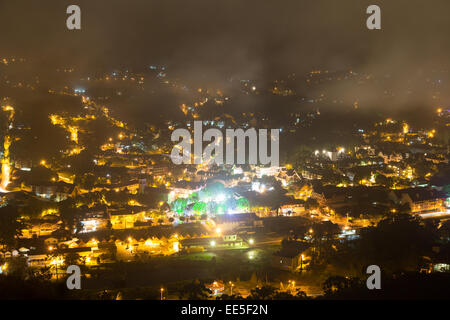 Nacht, Nebel steigt aus dem Tal in Richtung Vila Capivari in Campos do Jordao, Staat Sao Paulo, Brasilien. Luftaufnahme von 'Morro do Elefante' Stockfoto