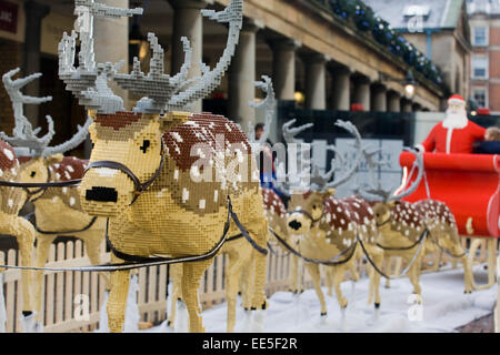 Rentiere und Weihnachtsmann hergestellt aus Lego angezeigt in Covent Garten London England Stockfoto