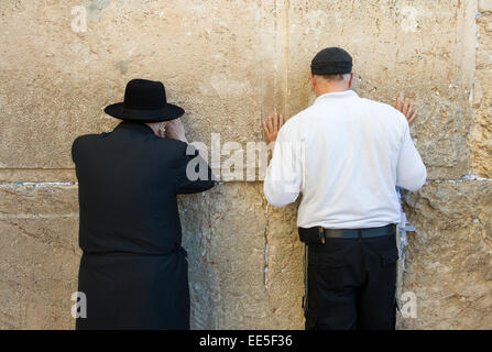 JERUSALEM, ISRAEL - 6. Oktober 2014: Zwei jüdische Menschen beten an der westlichen Wand in der Altstadt von Jerusalem Stockfoto