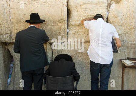 JERUSALEM, ISRAEL - 6. Oktober 2014: Drei jüdischen Mann beten an der westlichen Wand in der Altstadt von Jerusalem Stockfoto