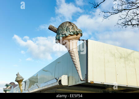 Riesige schlecht aussehende Eistüte Stockfoto