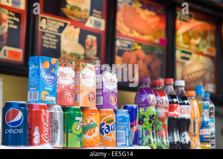 Alkoholfreie Getränke zum Verkauf an eine Burger-Bar Stockfoto