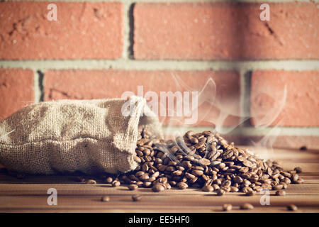 die gerösteten Kaffeebohnen im Leinensack Stockfoto