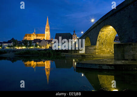 Deutschland, Regensburg, Stadtansicht, Dom St., Peter, Steinerne Bruecke, Nacht, Europa, Bundesrepublik, Sueddeutschland, Bayern Stockfoto