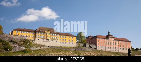 Das staatliche Weingut über dem Hafen, Meersburg, Bodensee, Baden-Württemberg, Deutschland, Europa Stockfoto