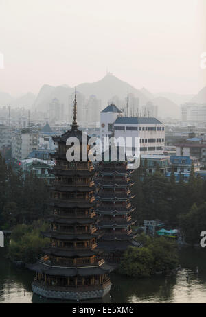 Die Sonne und Mond Pagoden im Banyan See in Guilin, China Stockfoto