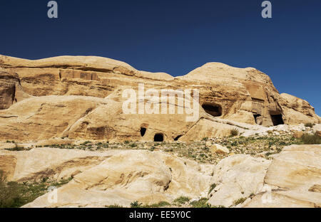 Gräber entlang der Bab als Siq auf dem Weg zu den Siq führt zu Petra World Heritage Site, Jordanien Stockfoto