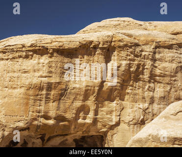 Gräber entlang der Bab als Siq auf dem Weg zu den Siq führt zu Petra World Heritage Site, Jordanien Stockfoto