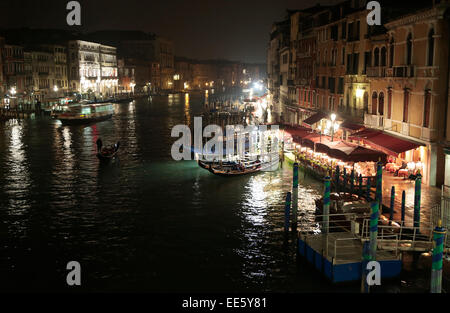 Venedig, Canal Grande in der Nacht von Ponte Rialto betrachtet. Stockfoto