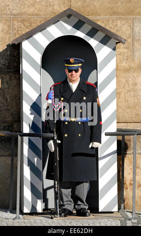 Prag, Tschechische Republik. Soldat stehend auf der Hut vom Haupttor der Burg Stockfoto