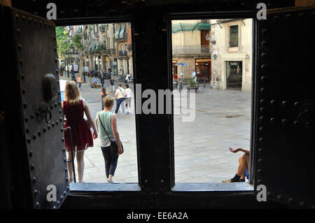 Ein Bettler sitzt in der Tür Weg einer Kirche, Barcelona. Basílica De La Mercé Spanien Stockfoto