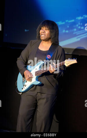 Berlin, Deutschland. 13. Januar 2015. Britische Sängerin Joan Armatrading führt in ihr erstes Konzert auf der Bühne während ihrer Deutschland-Tour auf den Wintergarten in Berlin, Deutschland, 13. Januar 2015. Foto: Jörg Carstensen/Dpa/Alamy Live News Stockfoto