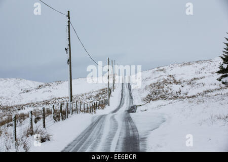 Ceredigion, Wales, UK. 14. Januar 2015.  Der Weg zum Nant y Moch. Winterliche Bedingungen bestehen auf einer Anhöhe an der A44, den Midlands mit Aberystwyth Ceredigion Küste verbindet. Bildnachweis: atgof.co/Alamy Live News Stockfoto