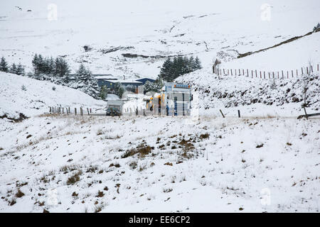 Ceredigion, Wales, UK. 14. Januar 2015.  Verkehr-Winde ist es Weg sorgfältig um die Kurven am Eisteddfa Gurig. Winterliche Bedingungen bestehen auf einer Anhöhe an der A44, den Midlands mit Aberystwyth Ceredigion Küste verbindet. Bildnachweis: atgof.co/Alamy Live News Stockfoto