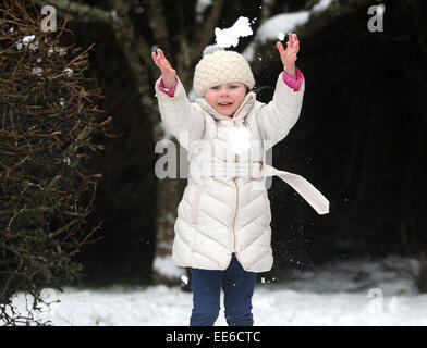 Ballycastle, Nordirland, Vereinigtes Königreich. 14. Januar 2015. Roma Laverty haben eine gute Zeit in Ballycastle an der nördlichen Küste von Irland, wie sie den Schnee genießt. Bildnachweis: Steven McAuley/Alamy Live-Nachrichten Stockfoto