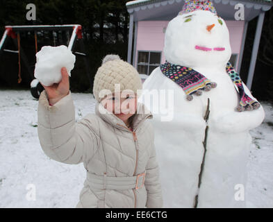 Ballycastle, Nordirland, Vereinigtes Königreich. 14. Januar 2015. Roma Laverty haben eine gute Zeit in Ballycastle an der nördlichen Küste von Irland, wie sie den Schnee genießt. Bildnachweis: Steven McAuley/Alamy Live-Nachrichten Stockfoto