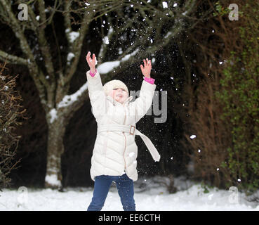 Ballycastle, Nordirland, Vereinigtes Königreich. 14. Januar 2015. Roma Laverty haben eine gute Zeit in Ballycastle an der nördlichen Küste von Irland, wie sie den Schnee genießt. Bildnachweis: Steven McAuley/Alamy Live-Nachrichten Stockfoto