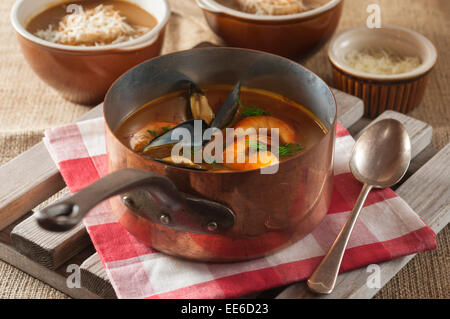 Soupe de Poisson. Französische Fischsuppe. Stockfoto