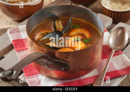 Soupe de Poisson. Französische Fischsuppe. Stockfoto