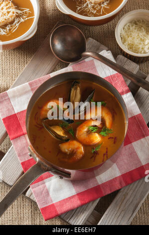 Soupe de Poisson. Französische Fischsuppe. Stockfoto