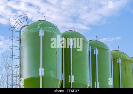 landwirtschaftliche Silos zur Lagerung von Futtermitteln Stockfoto