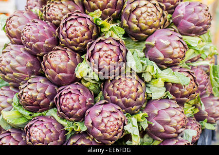 Artischocken in Strauß auf dem lokalen Markt Stockfoto