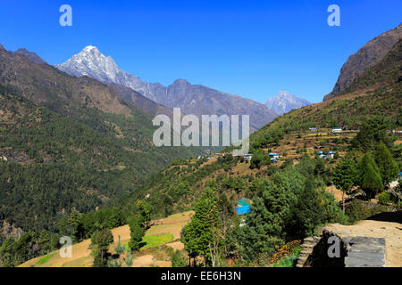 Blick über Chineplung Dorf am Everest base Camp trek, Sagarmatha Nationalpark, Solukhumbu Bezirk, Khumbu-Region, Ostern Stockfoto