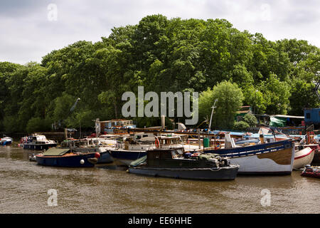 UK, London, Twickenham, Boote vertäut am Themse Eel Pie Insel Stockfoto